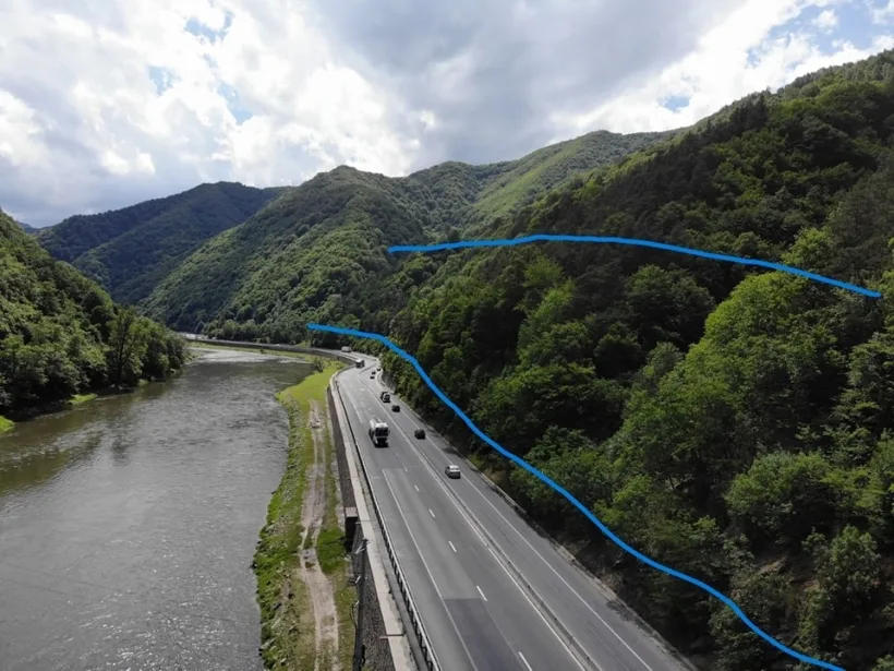 Valea Oltului. În prima zi au fost tăiați peste 800 din cei 20.000 de arbori aflați în zona critică a versantului