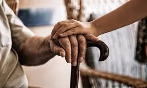 Valoarea indemnizației de însoțitor pentru pensionarii încadrați în gradul I de invaliditate va crește de la 1 septembrie