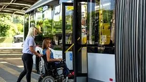 Guvernul a stabilit că refuzul de a transporta persoane cu handicap devine contravenție