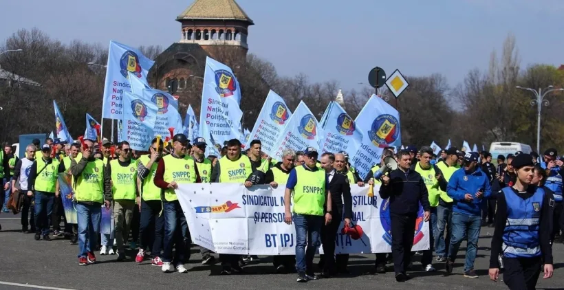 Polițiștii, militarii și polițiștii de penitenciare organziează proteste în fața sediilor PSD și PNL