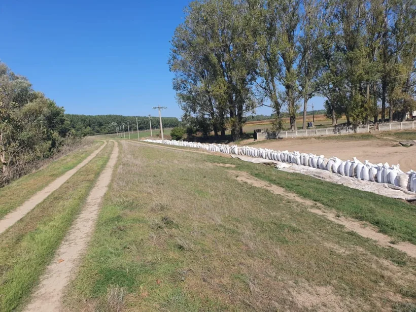 Apele Române ridică diguri pe malul Dunării pentru a preveni inundațiile