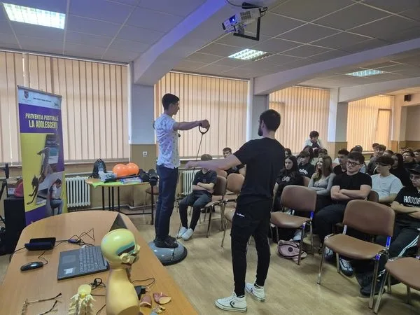 Tinerii cu dizabilități din Brașov vor beneficia de primul modul pilot de educație preventivă posturală din România‼