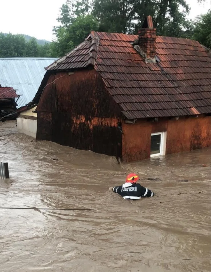 Ploile abundente au produs inundații în șase județe: 11 oameni au fost salvați din calea viiturilor