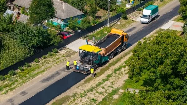 Covor asfaltic nou pe încă 6 kilometri de drum județean în Suceava