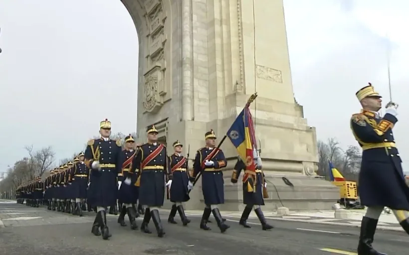 Militari, elicoptere și tehnică de luptă defilează la București de 1 Decembrie