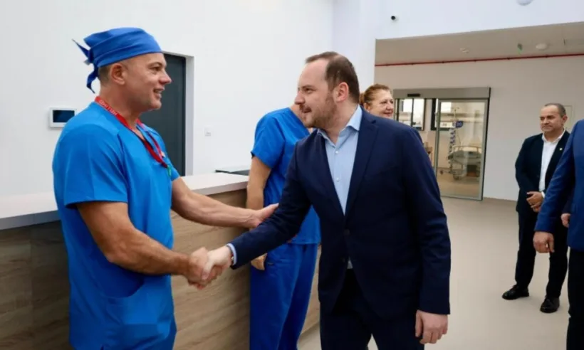 Guvernul modifică Legea sănătății: cumulul pensie-salariu pentru medici continuă și în 2026