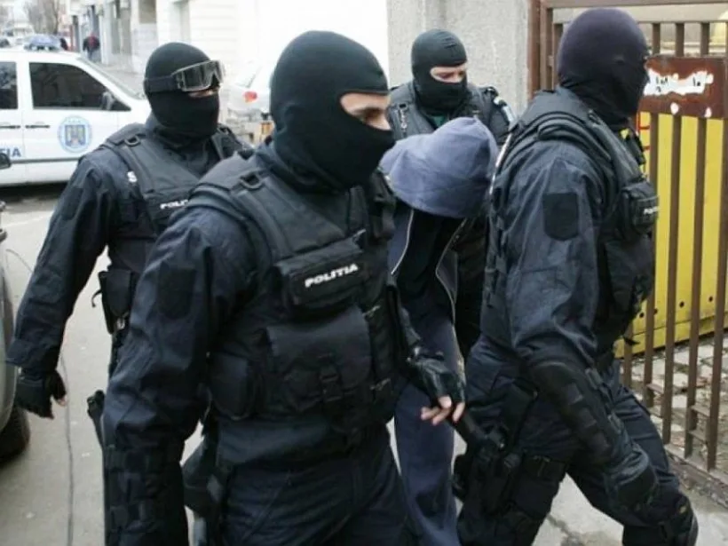 Femeie „most wanted” și alți șase condamnați, predați autorităților române