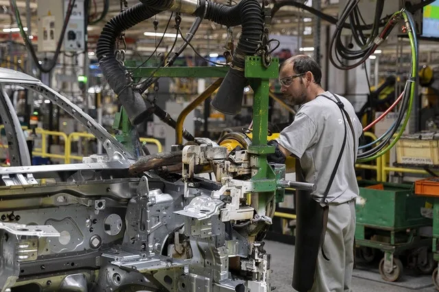 Plecări voluntare la Dacia: circa 260 de angajați vizați, pe fondul robotizării uzinei
