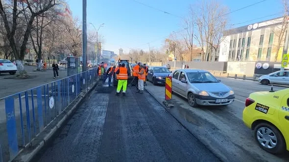Operațiunile de refacere a covorului asfaltic în sectorul 4 continuă