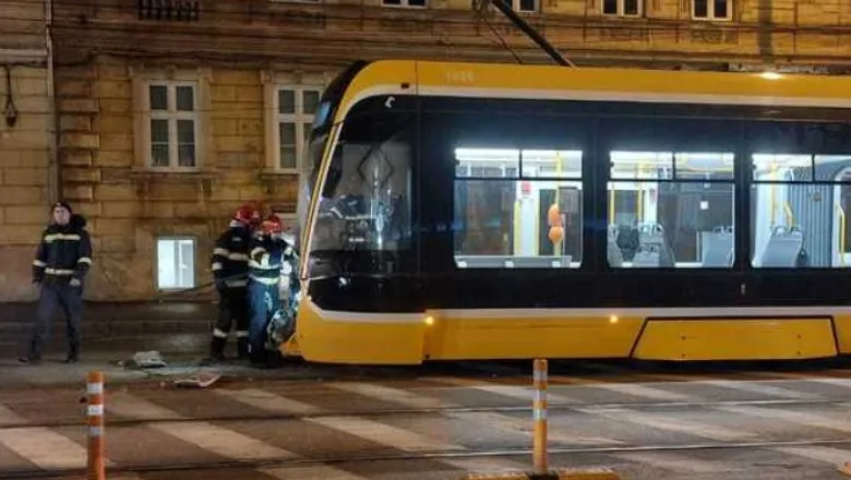Tramvai cu 100 de călători, implicat într-un incident în Timișoara. Doi pasageri au ajuns la spital