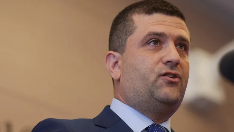 Radu Miruță: Nu putem ține 21 de trenuri noi în soare cât timp călătorii circulă cu garnituri vechi