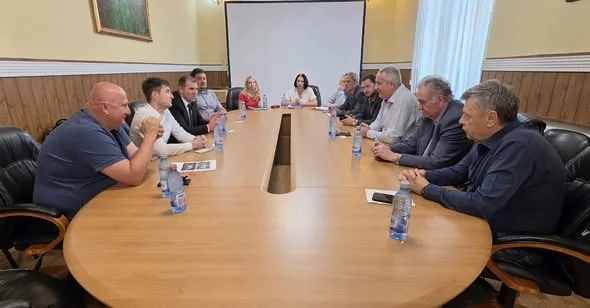 CJ Hunedoara face primii pași pentru dezvoltarea unui parc industrial lângă Brad