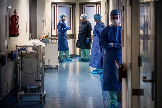 Un bărbat de 73 de ani s-a sinucis după ce a fost testat de trei ori pozitiv pentru coronavirus