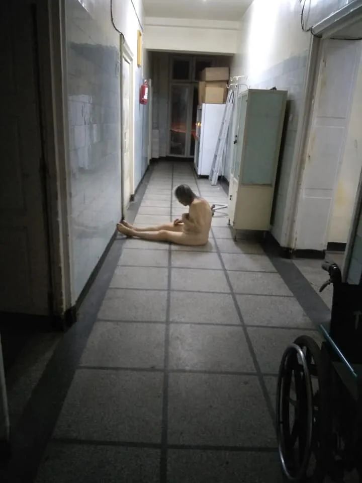 Imagini de groază la un spital COVID din țară: pacienți dezbrăcați pe holuri și un decedat lăsat în pat