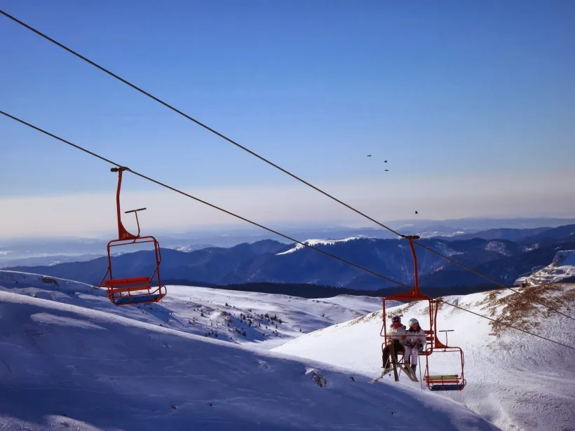 Autorităţile din Sinaia vor deschide vineri pârtiile situate la Cota 2000
