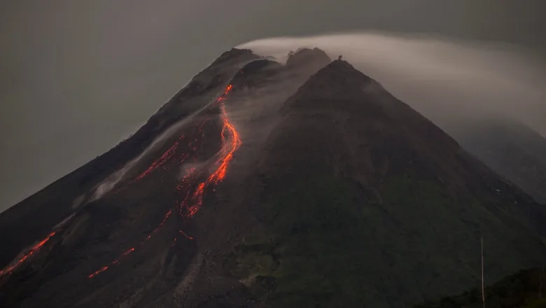 Indonezia: Doi vulcani au erupt în același timp