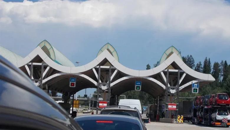 Europa începe să îşi redeschidă frontierele