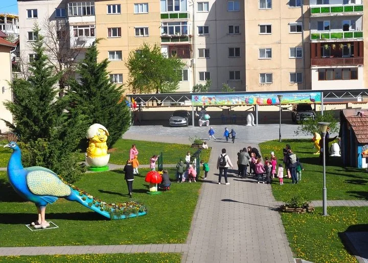 Veselie și culoare în curtea Consiliului Județean Sălaj