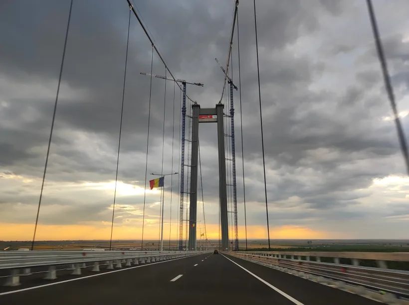 Începe războiul: firma care a făcut Podul de la Brăila cere CNAIR 230 de milioane de lei ca să dea drumul la circulaţie pe drumurile de legătură