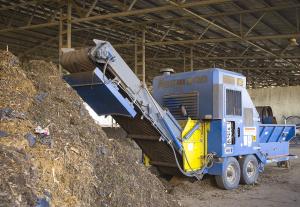 Brazii naturali de Crăciun sunt transformați &icirc;n compost pentru spațiile verzi din Galați