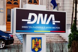 Doi polițiști, reținuți de DNA pentru luare de mită. Ei primeau produse alimentare pentru a-i proteja &icirc;n trafic pe şoferii unui restaurant