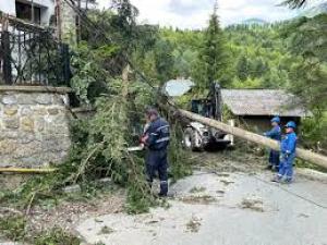 Clădiri de patrimoniu, afectate de furtuna de săptăm&acirc;na trecută din Sinaia