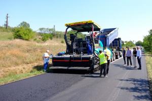 Noi covoare asfaltice turnate pe drumurile județene din Botoșani