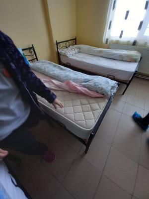 M&acirc;ncare expirată, mizerie, saltele deformate și toalete insuficiente &icirc;n căminele de bătr&acirc;ni din Galați