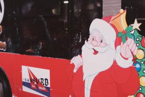 Moș Crăciun &icirc;mparte daruri &icirc;n autobuzele Transurb