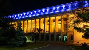 Palatul Victoria, iluminat &icirc;n culorile drapelului Ucrainei. Mesajul premierului Ciucă la un an de război