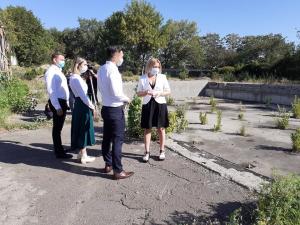 Un ministru liberal, &icirc;n campanie electorală la Galați. A venit să constate că ministerul pe care &icirc;l conduce nu are bani pentru refacerea unei baze sportive