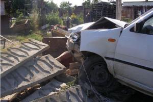 Un t&acirc;năr fără permis s-a oprit cu maşina &icirc;ntr-un gard