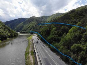 Valea Oltului. &Icirc;n prima zi au fost tăiați peste 800 din cei 20.000 de arbori aflați &icirc;n zona critică a versantului