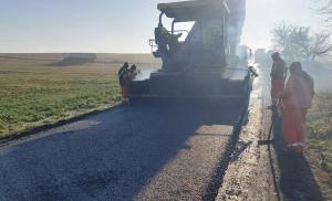 Continuă asfaltarea drumurilor &icirc;n județul Galați