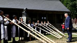 Premierul Ciucă a fost &icirc;nt&acirc;mpinat cu tulnicul la Casa Memorială &bdquo;Avram Iancu&rdquo;