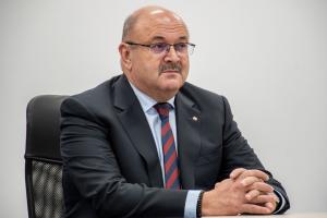 Ion M&icirc;nz&icirc;nă: &bdquo;Am primit finanțarea pentru 17 microbuze electrice și stațiile de &icirc;ncarcare aferente &icirc;n județul Argeș&rdquo;