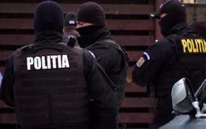 Descinderi cu mascații &icirc;n mail multe județe, printre care și Galați. Un grup infracţional a &icirc;nşelat 25 de firme