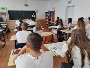 &rdquo;Tăcerea e tot violenţă. Vocea ta e soluţia&rdquo;