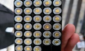 Pistol cu gaze ascuns &icirc;n cotiera unui autoturism, descoperit de polițiștii de frontieră