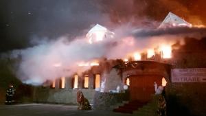 Incendiu puternic la restaurantul Hanul V&acirc;nătorului. 15 persoane s-au autoevacuat
