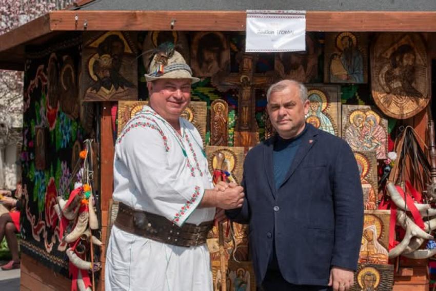 Spectacol folcloric în centrul civic, la Târgul de Ouă Încondeiate