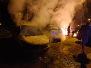 M&acirc;nă criminală: mașini incendiate intenționat &icirc;ntr-o parcare din Galați
