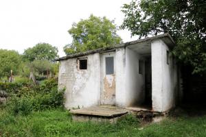 Guvernul alocă fonduri pentru desființarea ultimelor toalete școlare din fundul curții