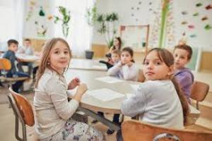 Elevi din 48 de unităţi de &icirc;nvăţăm&acirc;nt preuniversitar din Dolj vor beneficia de programul &ldquo;Masă sănătoasă&rdquo;
