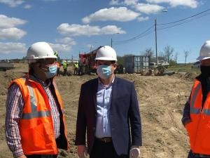 Se lucrează &icirc;n ritm susținut pe centura orașului Galați. Utilajele pregătesc structura podului hobanat de pe centură