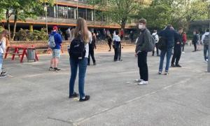 Ministrul Educației spune că elevii ar putea scăpa de mască la orele de sport. C&acirc;nd va fi luată decizia