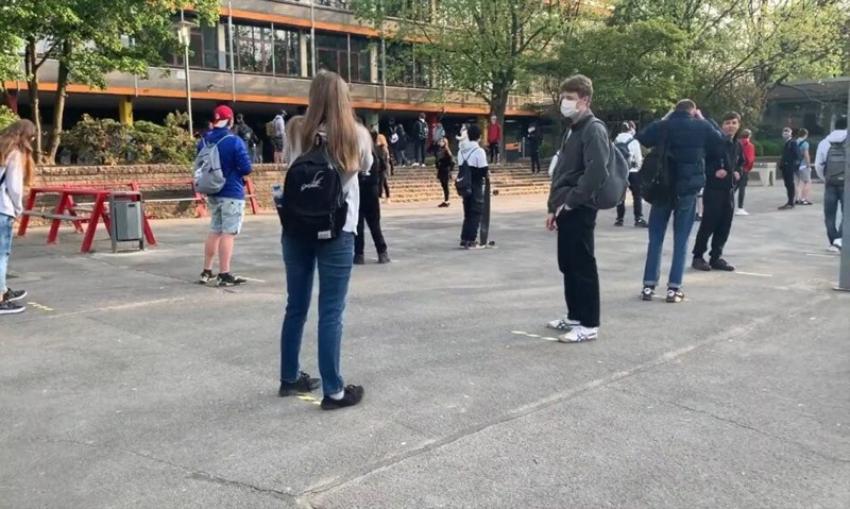 Ministrul Educației spune că elevii ar putea scăpa de mască la orele de sport. C&acirc;nd va fi luată decizia