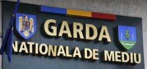 O țeavă aruncă pe plaja din Năvodari ape pluviale. Primăria a fost amendată