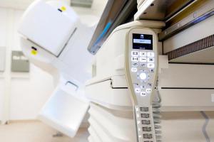 O șansă &icirc;n plus pentru bolnavii de cancer: Al doilea accelerator liniar de particule pentru tratarea cancerului, instalat la Spitalul Județean Galați