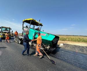 Continuă investiția pe drumul județean dintre Deveselu și Scăpău